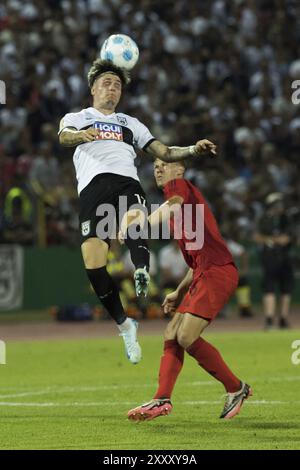 Partita di calcio, Niklas Koelle SSV Ulm sinistra, testa la palla in aria, Joshua KIMMICH FC Bayern Monaco dietro di lui in posizione di attesa, cerca di distur Foto Stock