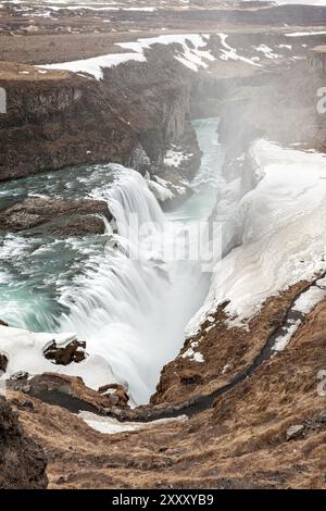 Vista panoramica della potente cascata Gullfoss e del suo canyon, Islanda, Europa Foto Stock