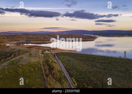 Drone vista panoramica aerea del lago Sabugal Dam con perfetto riflesso, in Portogallo Foto Stock