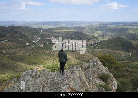 Donna social distancing guardando Castelo Melhor vista aerea da Punto di osservazione miradouro de Sao Gabriel Foto Stock