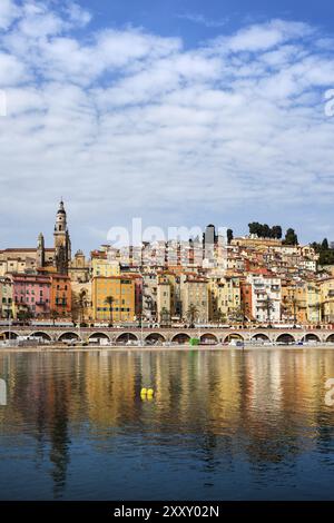 Menton città vecchia dal Mare Mediterraneo sulla Costa Azzurra in Francia Foto Stock