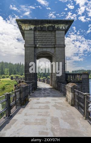 La diga presso la società Alwen Reservoir, Conwy, Wales, Regno Unito Foto Stock