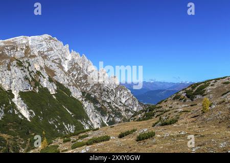 Vista dal Strudelkopfsattel sul Duerrenstein, sulle Dolomiti, sull'alto Adige Foto Stock