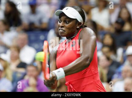 Flushing Meadow, Stati Uniti dichiarato. 26 agosto 2024. Sloane Stephens restituisce un ballo a Clara. Burel della Francia all'Arthur Ashe Stadium nel primo turno degli US Open Tennis Championships 2024, all'USTA Billie Jean King National Tennis Center lunedì 26 agosto 2024 a New York. Foto di John Angelillo/UPI credito: UPI/Alamy Live News Foto Stock