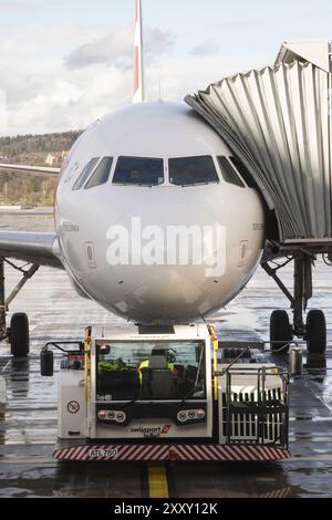 Volo, aereo passeggeri Teofilo Braga del tipo Airbus A320 della compagnia aerea TAP Air Portugal con rimorchiatore durante il pushback al terminal in Foto Stock