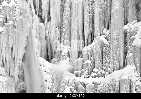 La cascata ghiacciata Njupeskaer (la cascata più alta della Svezia), Parco nazionale Fulufjaellet, Dalarna, Svezia, dicembre 2011, Europa Foto Stock