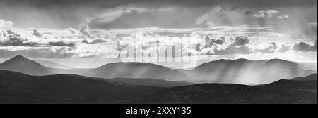 Vista del lago Femunden e delle catene montuose, Hedmark Fylke, Norvegia, luglio 2011, Europa Foto Stock