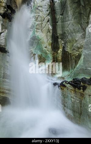 Cascata nella grotta calcarea Trollkirka (Trollkyrkja, tedesco: Troll Church), Moere e Romsdal Fylke, Norvegia, settembre 2011, Europa Foto Stock