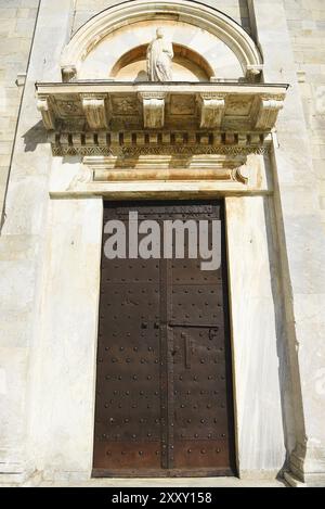 Pisa, Italia. 16 settembre 2023. Ornamenti e un cartello antico su vecchi edifici a Pisa, Italia, Europa Foto Stock