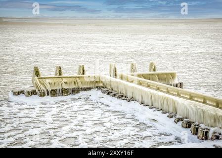 Den Oever, Paesi Bassi, 10 febbraio 2021. Accumulo di ghiaccio sui moli dell'Afsluitdijk nell'IJsselmeer, Den Oever, Olanda Foto Stock