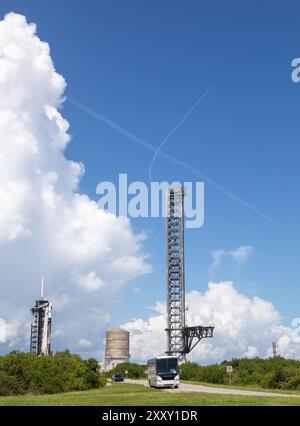 Kennedy Space Center, Stati Uniti. 26 agosto 2024. A causa di una perdita di elio sul lato terra dello scollegamento ombelicale SpaceX si ritira dal tentativo di lancio del martedì mattina dell'alba Polaris. Al Kennedy Space Center, contea di Brevard, Florida, USA. (Foto di Scott Schilke/Sipa USA) credito: SIPA USA/Alamy Live News Foto Stock