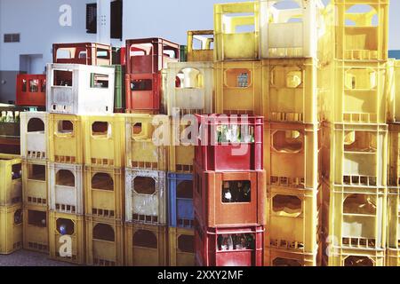 Bottiglie vuote in contenitori di colore verde per la strada della città Foto Stock