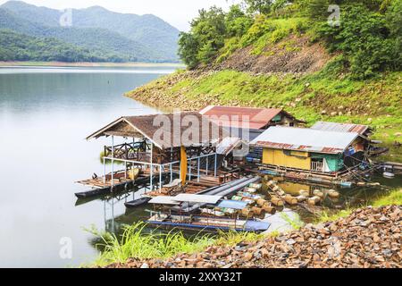 Casa galleggiante nella provincia di sangklaburi, provincia di kanchanaburi, thailandia Foto Stock