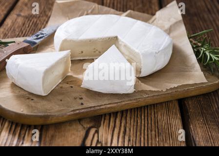 Pezzi di Camembert su vintage sfondo di legno (close-up shot) Foto Stock