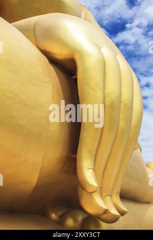 Mano del più grande statua del Buddha al Wat Muang Ang Thong provincia della Thailandia Foto Stock