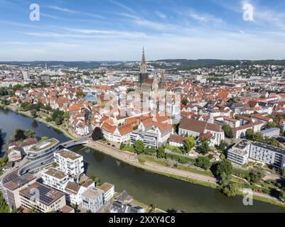 Vista aerea del centro storico di Ulma con il Danubio e la cattedrale, Ulma, Baden-Wuerttemberg, Germania, Europa Foto Stock