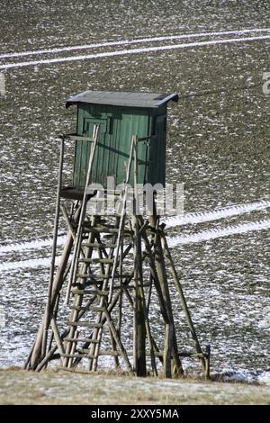 Campo con piste da neve e nascondiglio rialzato Foto Stock