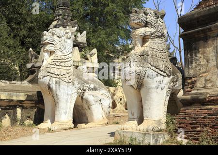 Due leoni nell'area d'ingresso del Maha Aung Mye Bonzan Kyaung tempio in Myanmar Foto Stock