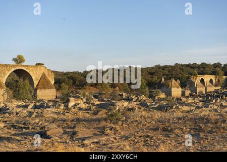 Distrutto ponte abbandonato Ajuda che attraversa il fiume Guadiana tra la Spagna E Portogallo Foto Stock