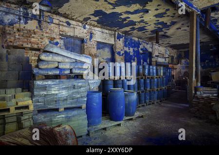 La fabbrica di colore blu di Schindler si trova direttamente sul fiume Zwickauer Mulde e appartiene al distretto Zschorlau di Albernau, nell'ora sassone Mo Foto Stock
