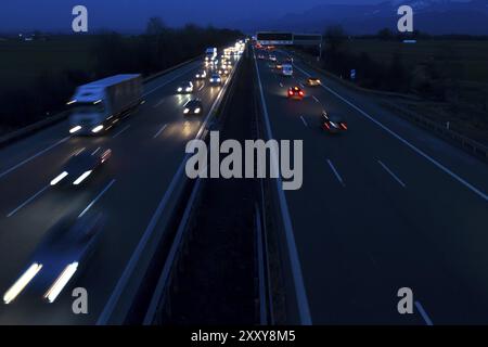 Il traffico su autostrada di notte Foto Stock