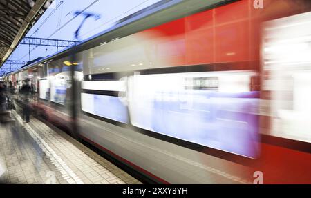 Il movimento ha sfocato il movimento ad alta velocità del treno ferroviario pendolare passeggeri alla stazione ferroviaria o alla piattaforma della metropolitana Foto Stock