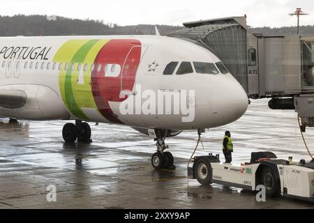 Volo, aereo passeggeri Teofilo Braga del tipo Airbus A320 della compagnia aerea TAP Air Portugal con rimorchiatore durante il pushback al terminal in Foto Stock