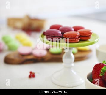 Francese amaretti fatti in casa. Fragola, pistacchio, vaniglia e lampone amaretti Foto Stock