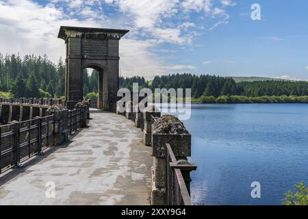 La diga presso la società Alwen Reservoir, Conwy, Wales, Regno Unito Foto Stock