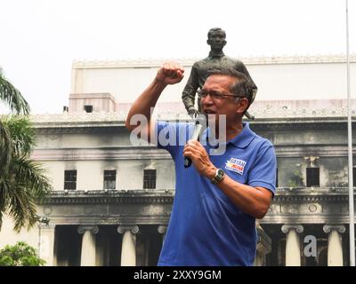 Manila, Filippine. 26 agosto 2024. Il casinò Teddy di Bagong Alyansang Makabayan parla alla folla durante la dimostrazione a Liwasang Bonifacio. Questo National Heroes Day, agosto 26, il blocco Makabayan ha presentato la sua lista senatoriale per le prossime elezioni di medio termine del 2025 a Liwasang Bonifacio a Manila. Credito: SOPA Images Limited/Alamy Live News Foto Stock