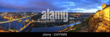 Porto Portogallo panorama notturno dello skyline della città di Porto Ribeira con il fiume Douro e Dom Luis I Bridge Foto Stock