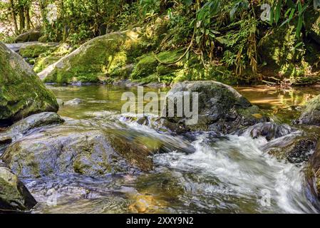 Piccolo fiume e cascata tra il Itatiaia Parco Nazionale di rocce Penedo, Rio de Janeiro Foto Stock