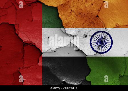 Bandiere degli Emirati Arabi Uniti e dell'India dipinte su un muro incrinato Foto Stock