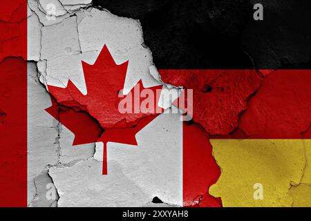 Bandiere del Canada e della Germania dipinte su un muro incrinato Foto Stock