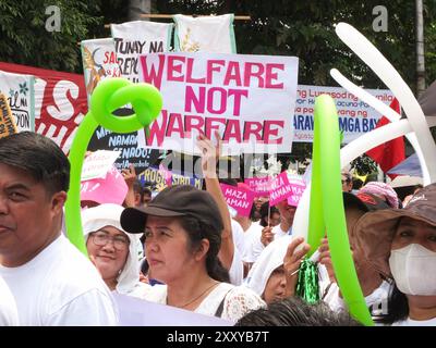 Manila, Filippine. 26 agosto 2024. I sostenitori dell'ardesia senatoriale del blocco Makabayan tengono cartelli e palloncini durante la manifestazione di proclamazione. Questo National Heroes Day, agosto 26, il blocco Makabayan ha presentato la sua lista senatoriale per le prossime elezioni di medio termine del 2025 a Liwasang Bonifacio a Manila. (Foto di Josefiel Rivera/SOPA Images/Sipa USA) credito: SIPA USA/Alamy Live News Foto Stock