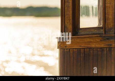 Vecchia passerella in legno su una barca da pesca Foto Stock