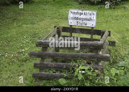 Contenitori per rifiuti cimiteriali Foto Stock