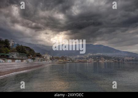 Nuvole di tempo tempestoso che si avvicinano alla spiaggia. Yalta, Crimea, Ucraina, Europa Foto Stock