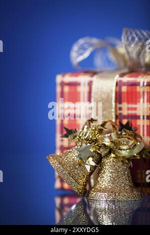 Campane di Natale e confezione regalo in vetro blu Foto Stock