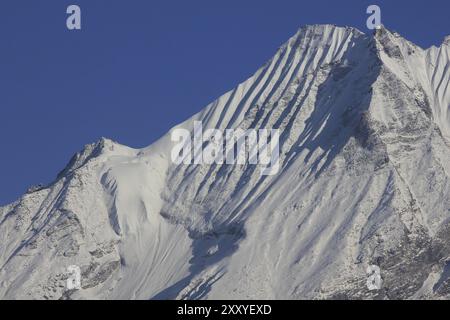 Splendido dettaglio sagomato del monte Ponggen Dopchu. Vista da Mundu, valle di Langtang, Nepal, Asia Foto Stock