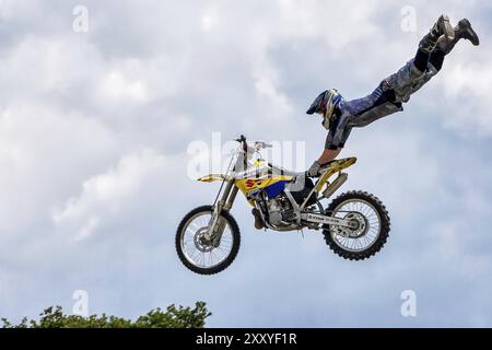 Acrobatica motociclista presso la Hop Farm nel Kent Foto Stock