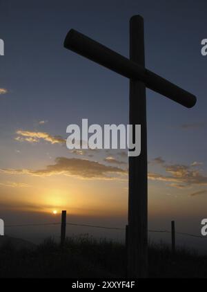 Croce cattolica sulla cima di una montagna Foto Stock