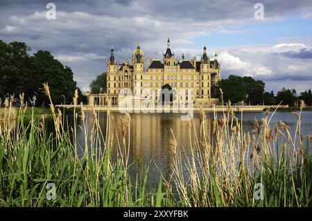 Europa, Germania, Meclemburgo-Pomerania occidentale, Schwerin, Castello di Schwerin, costruito tra il 1845 e il 1857 nello stile dello storicismo romantico, oggi il mare Foto Stock