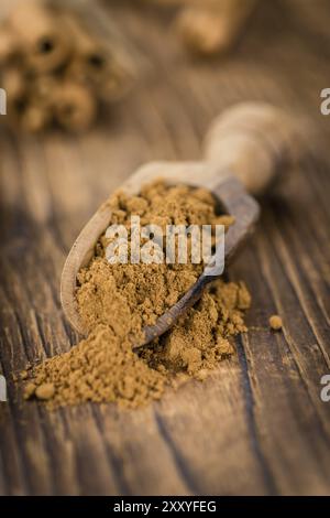 Fatta fresca cannella in polvere su un sfondo vintage (close-up shot) Foto Stock