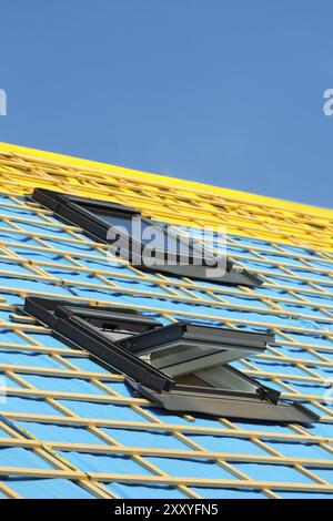 Due nuove finestre del tetto sul tetto di una casa nuova Foto Stock