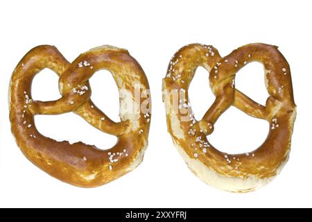 Due pretzel bavaresi isolati sul bianco Foto Stock