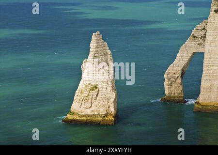 Ago di pietra Aiguille e porte d'Aval di Etretat, Normadie, Francia, Europa Foto Stock