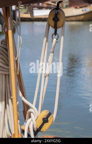 Enkhuizen, Paesi Bassi. Giugno 2022. Sartiame di navi storiche a Enkhuizen. Messa a fuoco selettiva Foto Stock