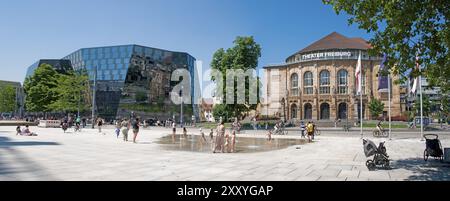 Piazza della Sinagoga Vecchia di Friburgo, fontane con teatro municipale, Baden-Wuertemberg, Germania, Europa Foto Stock