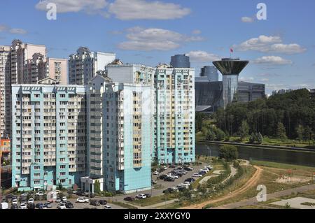 Krasnogorsk, Russia, 22 luglio. 2021. Veduta della Casa del governo della regione di Mosca dal fiume Moskva, Europa Foto Stock